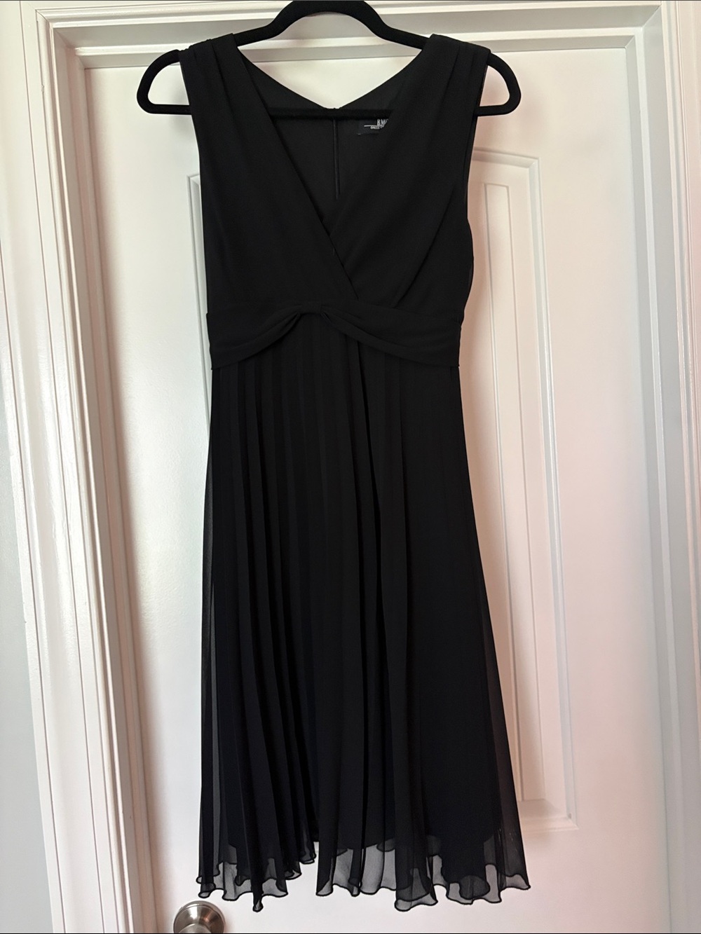 Tailor B. Moss Black Sleeveless V-Neck Midi Dress
